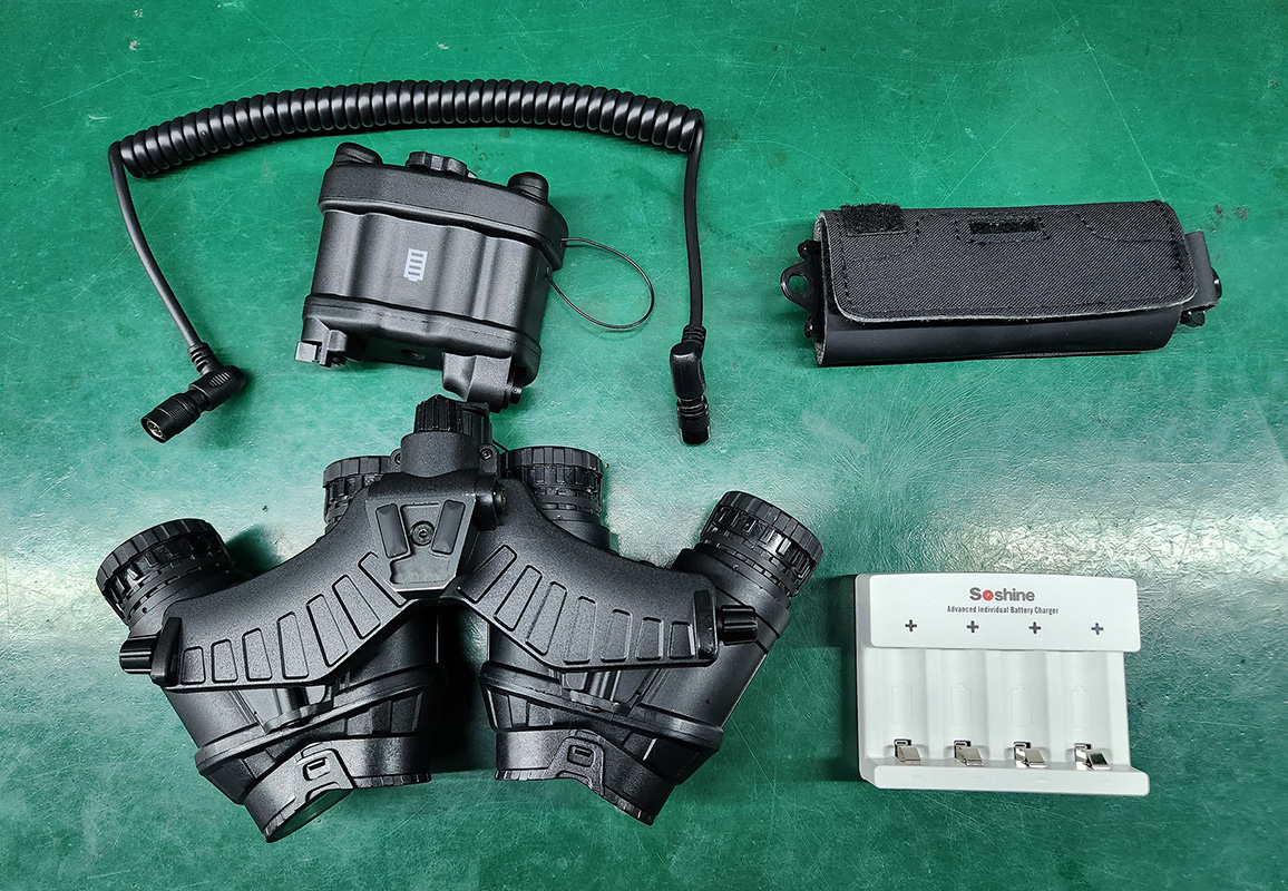 GPNVG18 com bateria, contrapeso e carregador de bateria.